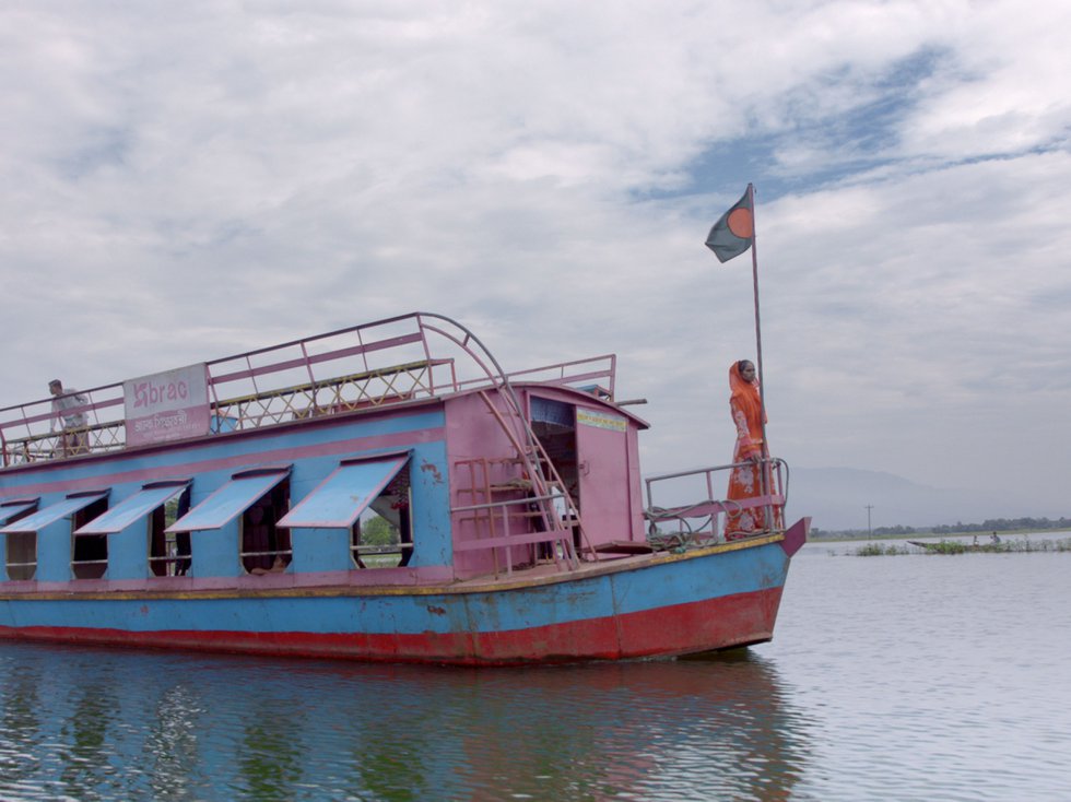 07_TaslimaAkter+auf+dem+Schulboot_Bangladesch_WEB_c_winds_X+Verleih.jpg
